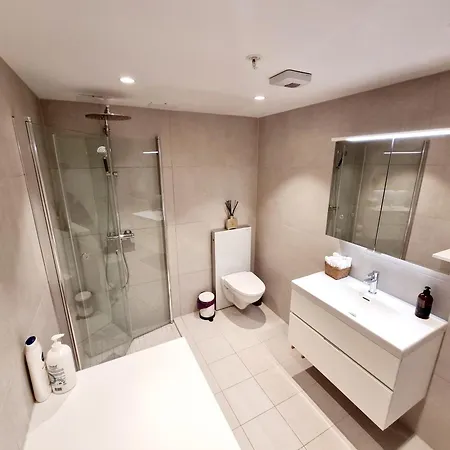 Private In Shared Modern - Hideaway *