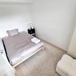 Private In Shared Modern - Hideaway